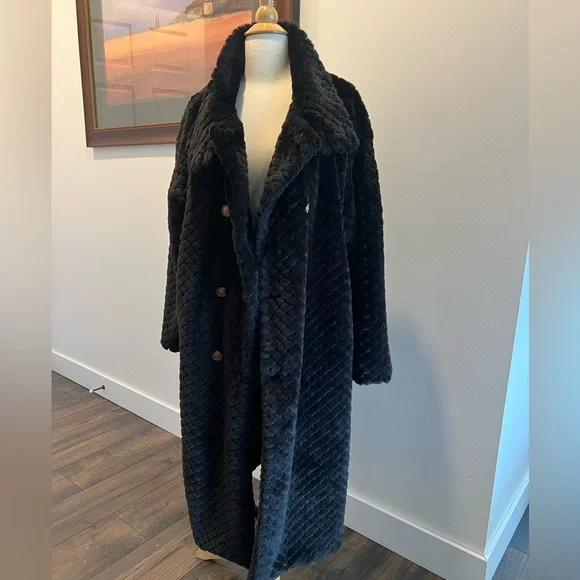 Faux fur coat - Picture 2 of 8